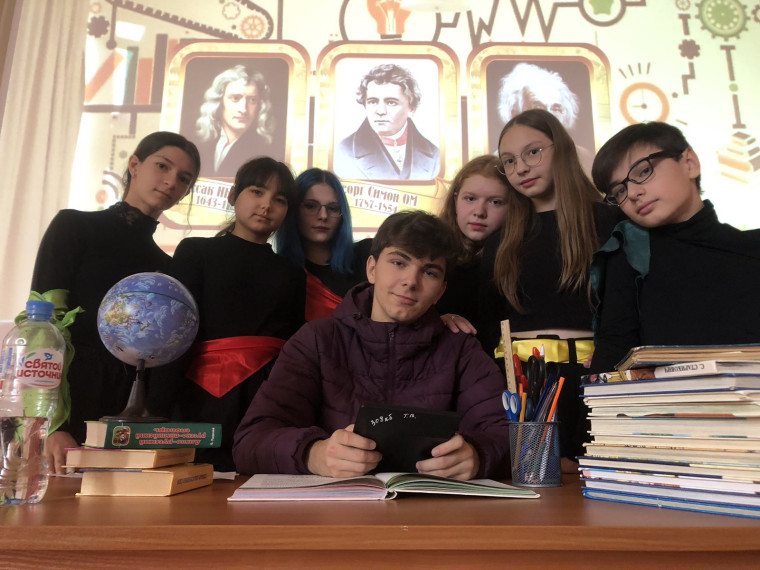 Всероссийский просветительский проект «Знание.Театр»  на сцене 12 нижневартовской школы.